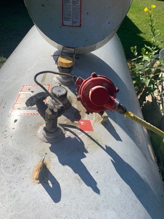 Vérification du raccord d'un réservoir de propane sur le terrain